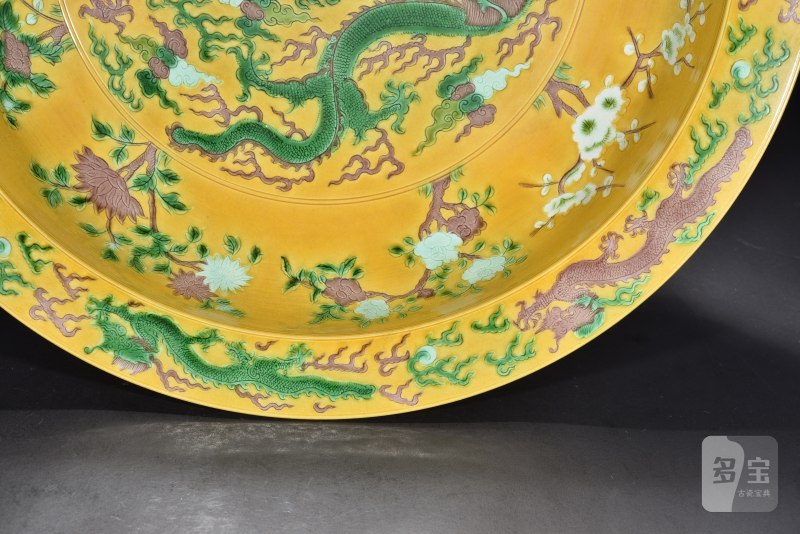 清 素三彩暗刻龙纹大盘 - 图5